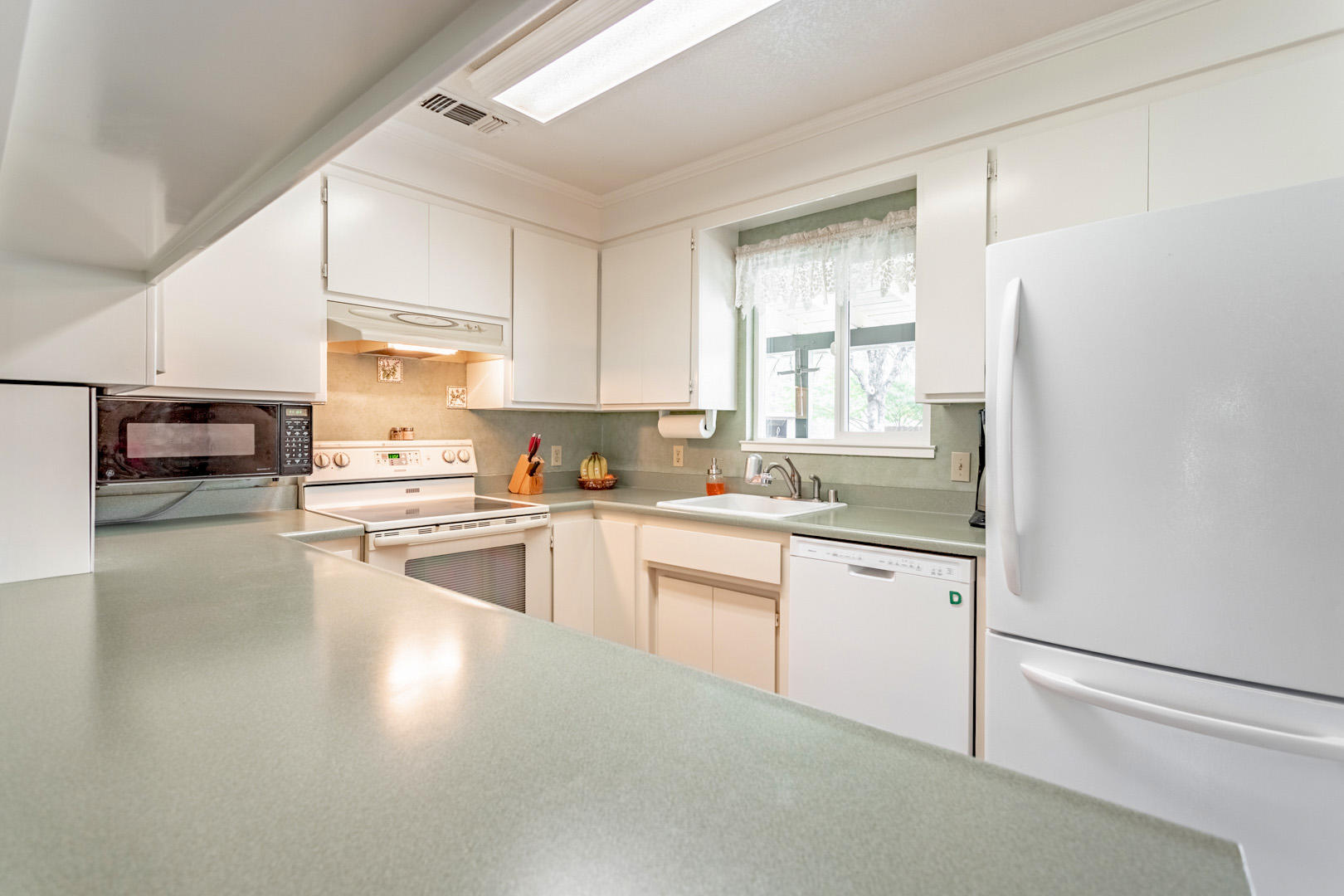 11800 Quartz Hill Road Redding, CA 96003 - Photo 39 of 70 13 kitchen