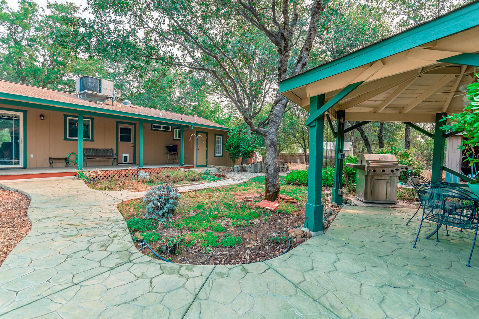 11800 Quartz Hill Road Redding, CA 96003 - Photo 52 of 70 58 backyard