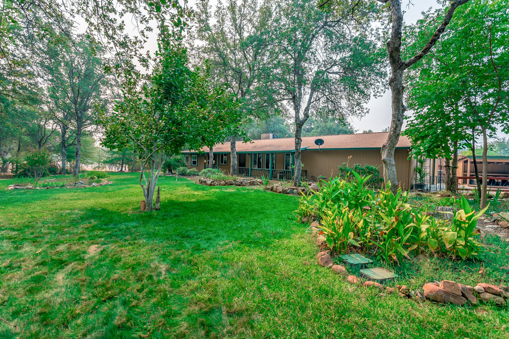 11800 Quartz Hill Road Redding, CA 96003 - Photo 56 of 70 62 backyard