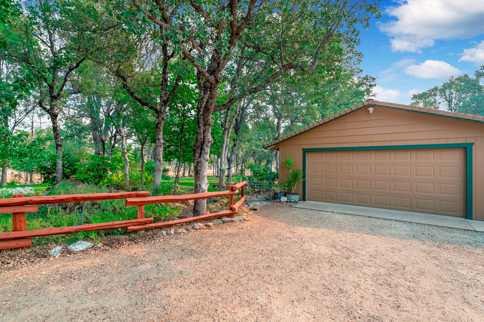 11800 Quartz Hill Road Redding, CA 96003 - Photo 59 of 70 65 garage