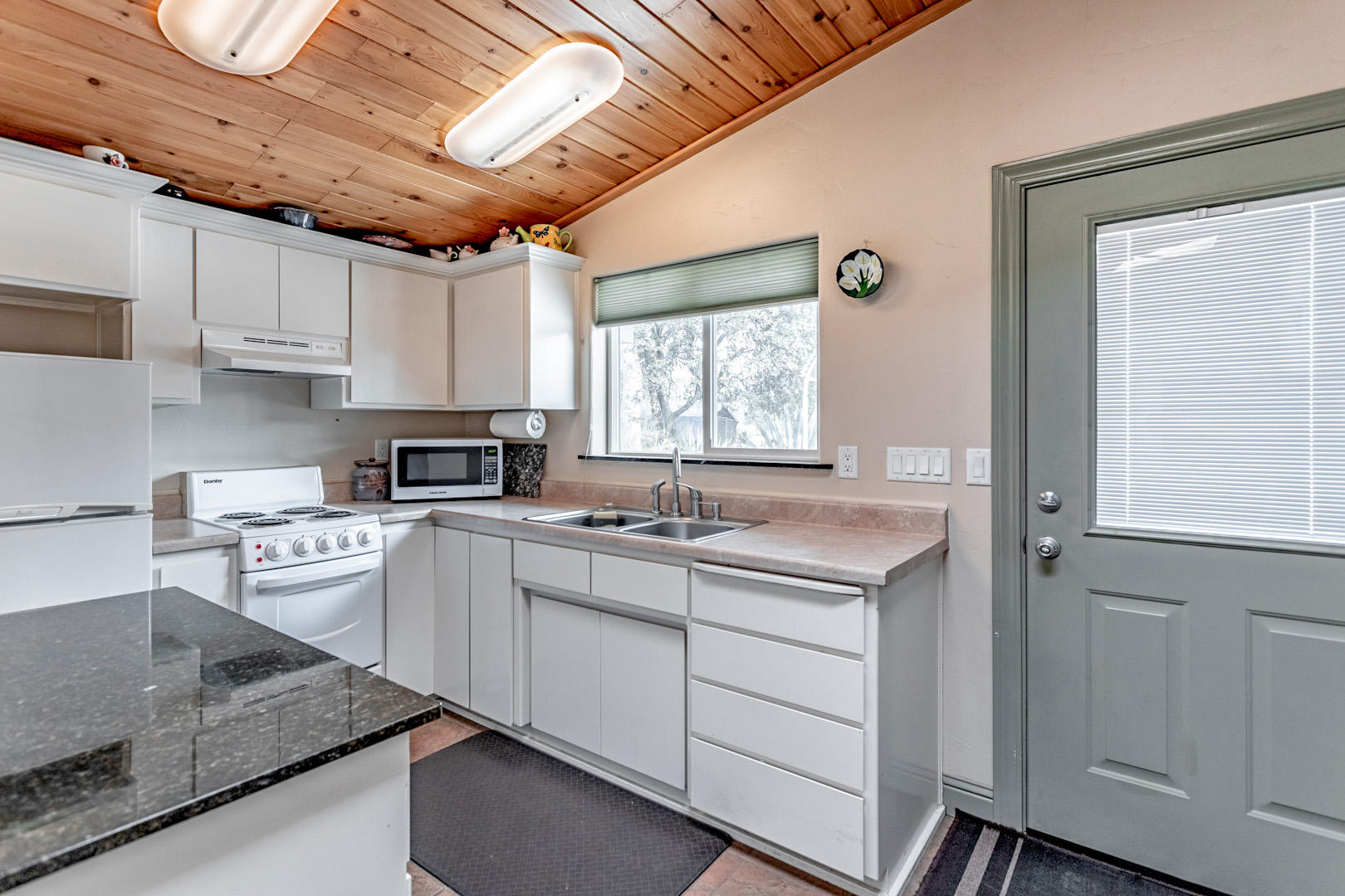 11800 Quartz Hill Road Redding, CA 96003 - Photo 67 of 70 80 garage shop int kitchen