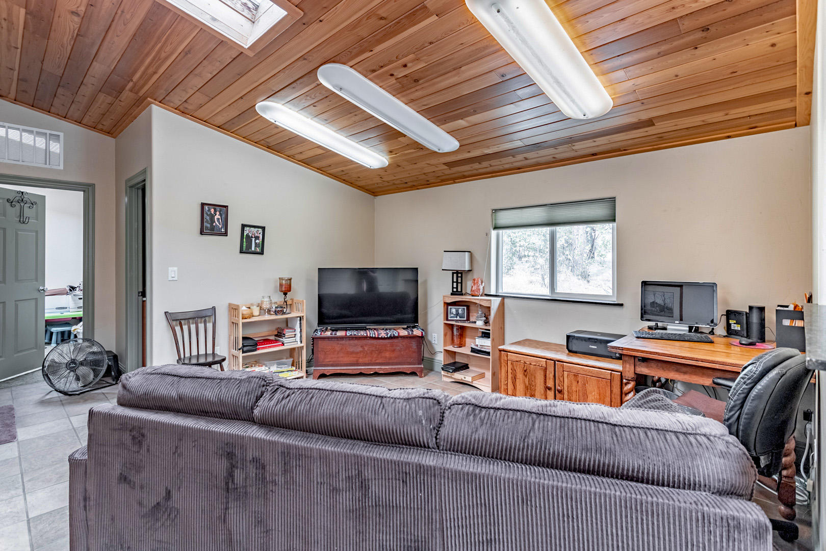 11800 Quartz Hill Road Redding, CA 96003 - Photo 68 of 70 81 garage shop int living