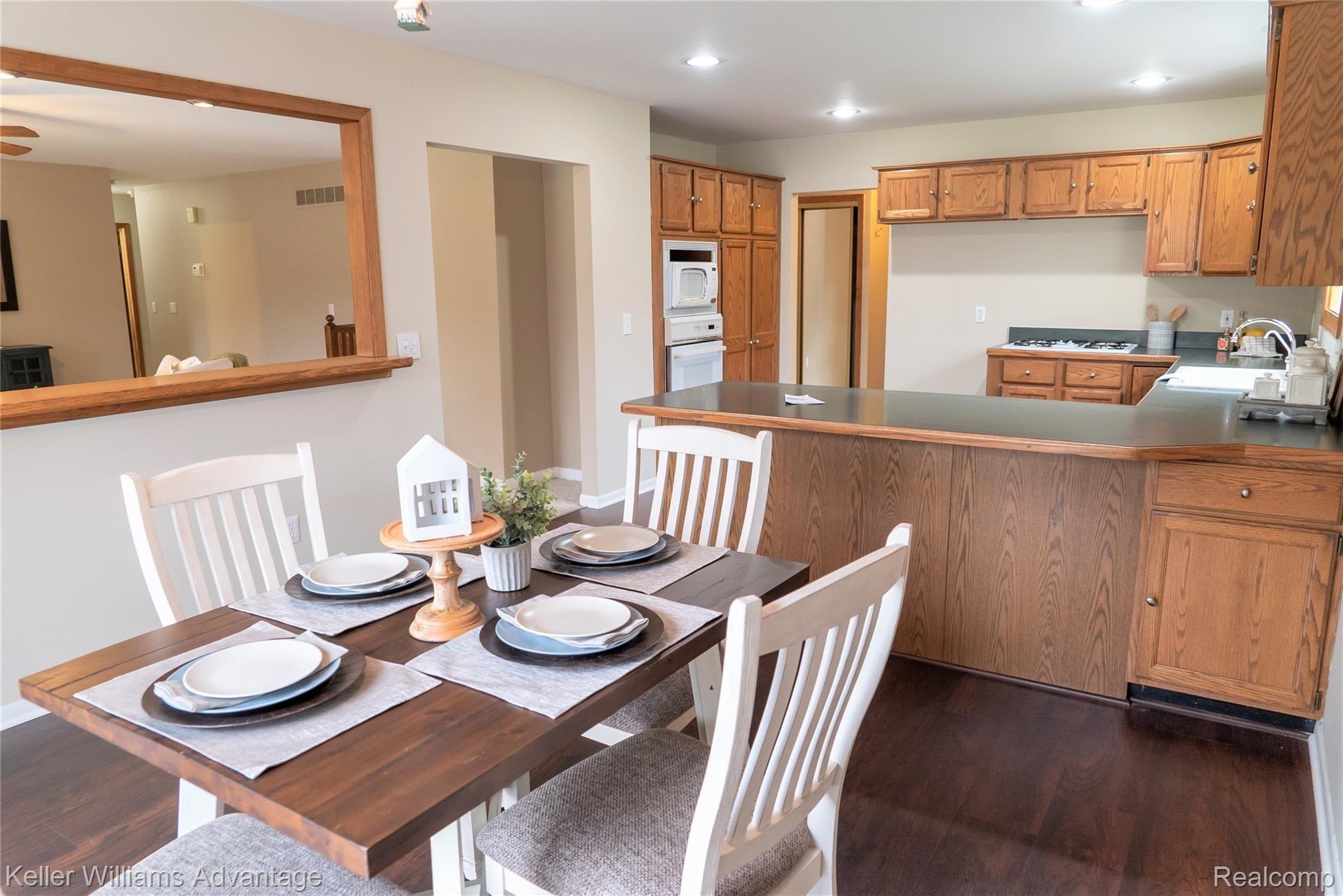 6705 Hogback Lake Road Davisburg, MI 48350 - Photo 4 of 18 Large Eat In Kitchen