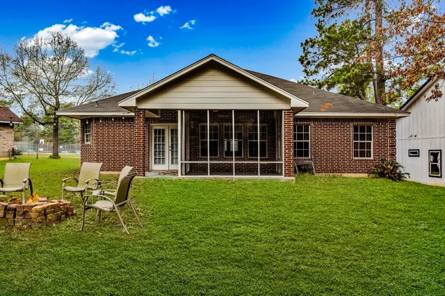 a view of a house with backyard