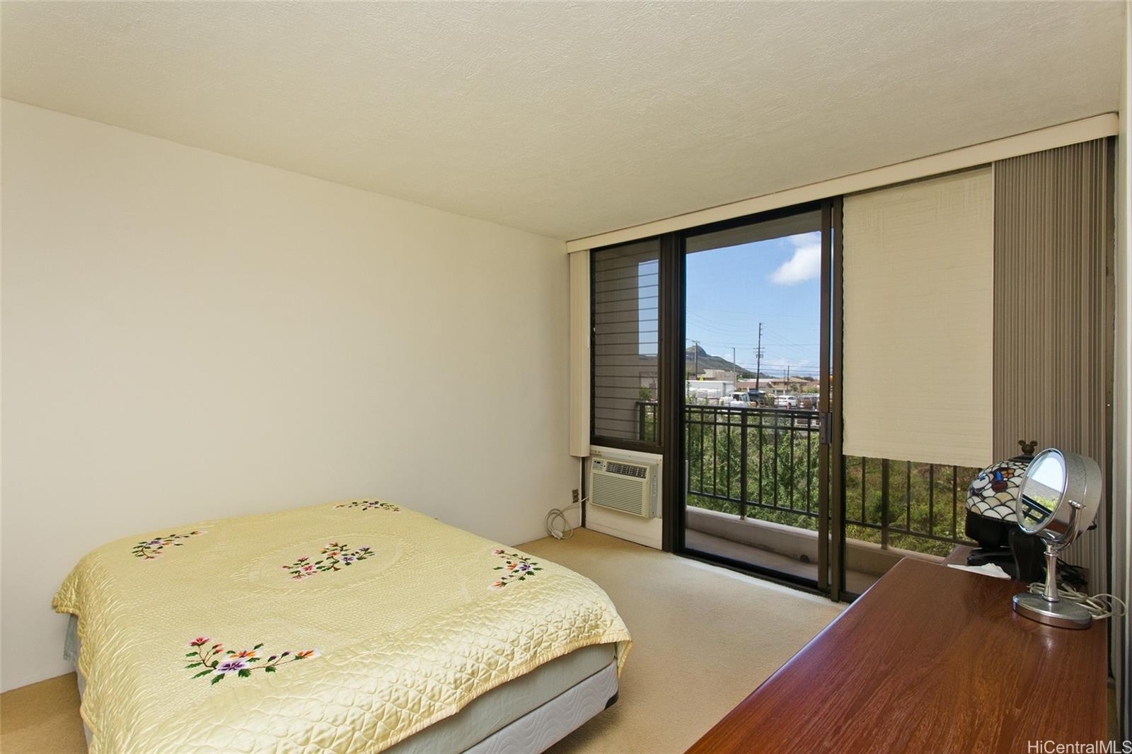 3138 Waialae Avenue, Unit 330 Honolulu, HI 96816 - Photo 8 of 17 a bedroom with a bed and a window