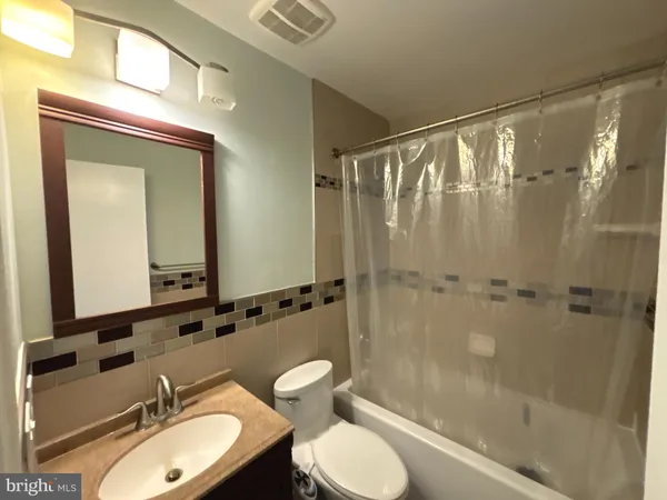 $2,900 | 3318 Buckeye Lane, Fairfax, VA 22033