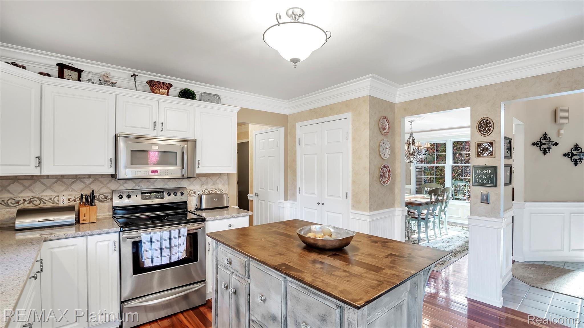 2439 Sunny Ridge Drive Pinckney, MI 48169 - Photo 14 of 42 Kitchen With Dining Room Near By, Great For Entertaining