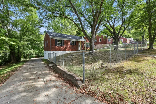 a view of a house with backyard