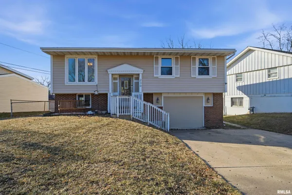 $175,000 | 230 Briarcliff Drive, Washington, IL 61571