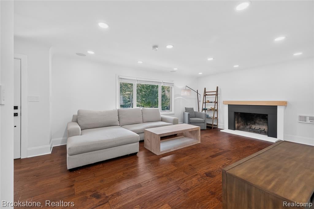 2768 Hillendale Drive Rochester Hills, MI 48309 - Photo 4 of 50 Gallery Image 4