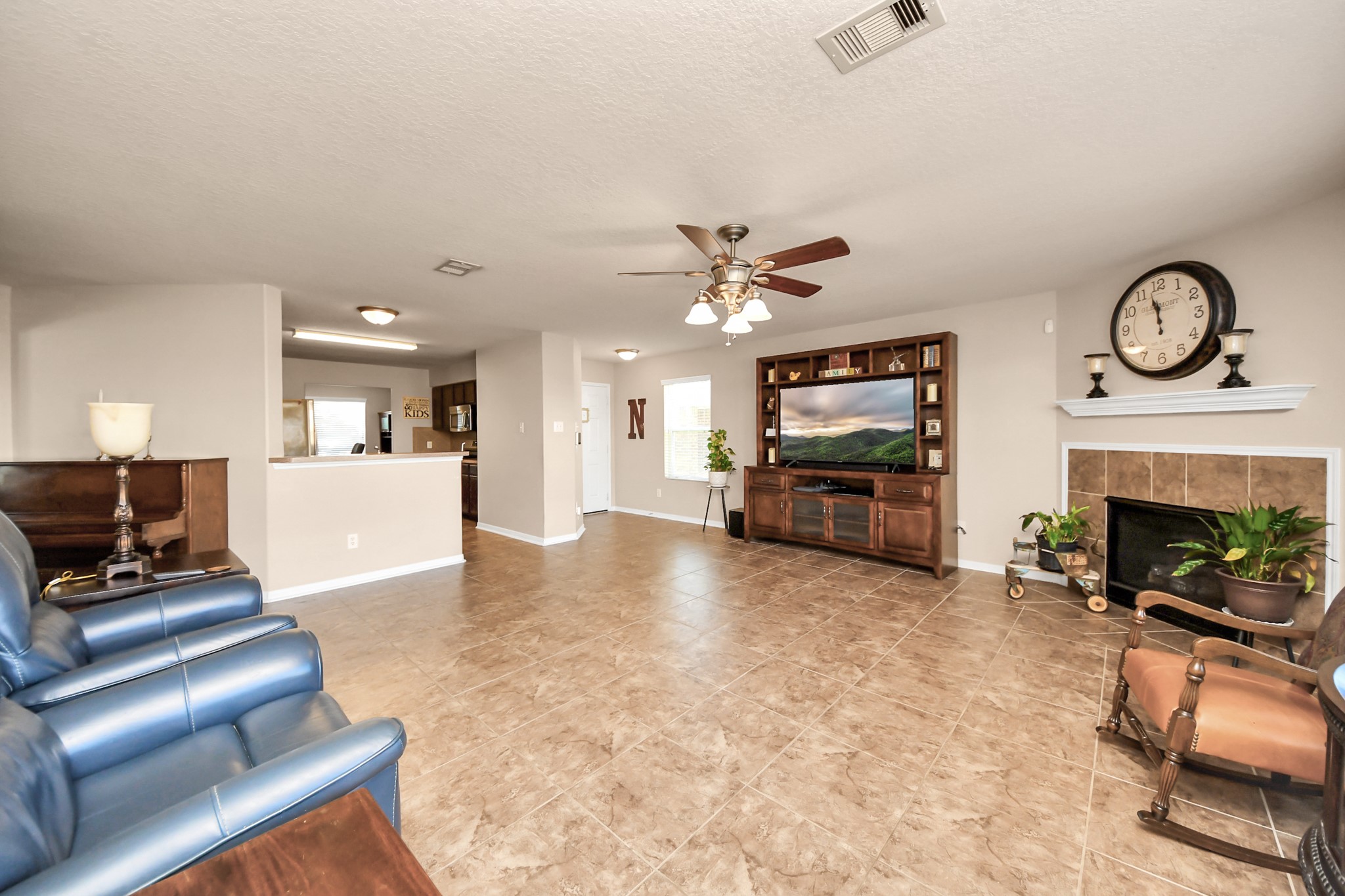 5615 Turmeric Drive Baytown, TX 77521 - Photo 11 of 49 Open to kitchen