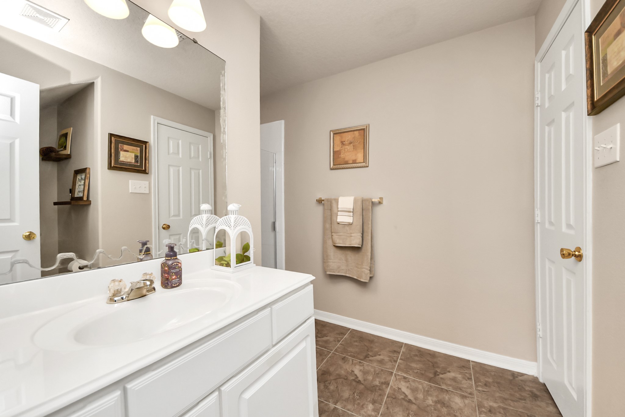 5615 Turmeric Drive Baytown, TX 77521 - Photo 23 of 49 Full guest bathroom