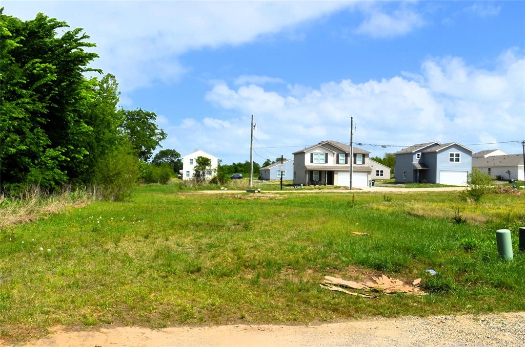 314 Rike Road Mabank, TX 75147 - Photo 5 of 6 a view of house with garden