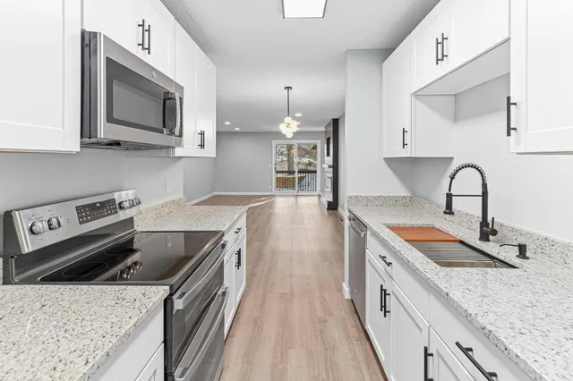 $300,000 | 570 Woodhill Drive, Unit 60, Roseville, MN 55113