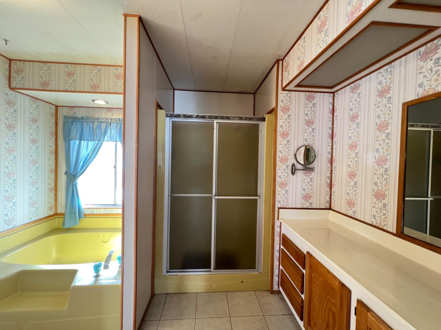 144 Gumtree Drive Rancho Cordova, CA 95670 - Photo 19 of 21 a bathroom with a tub and shower