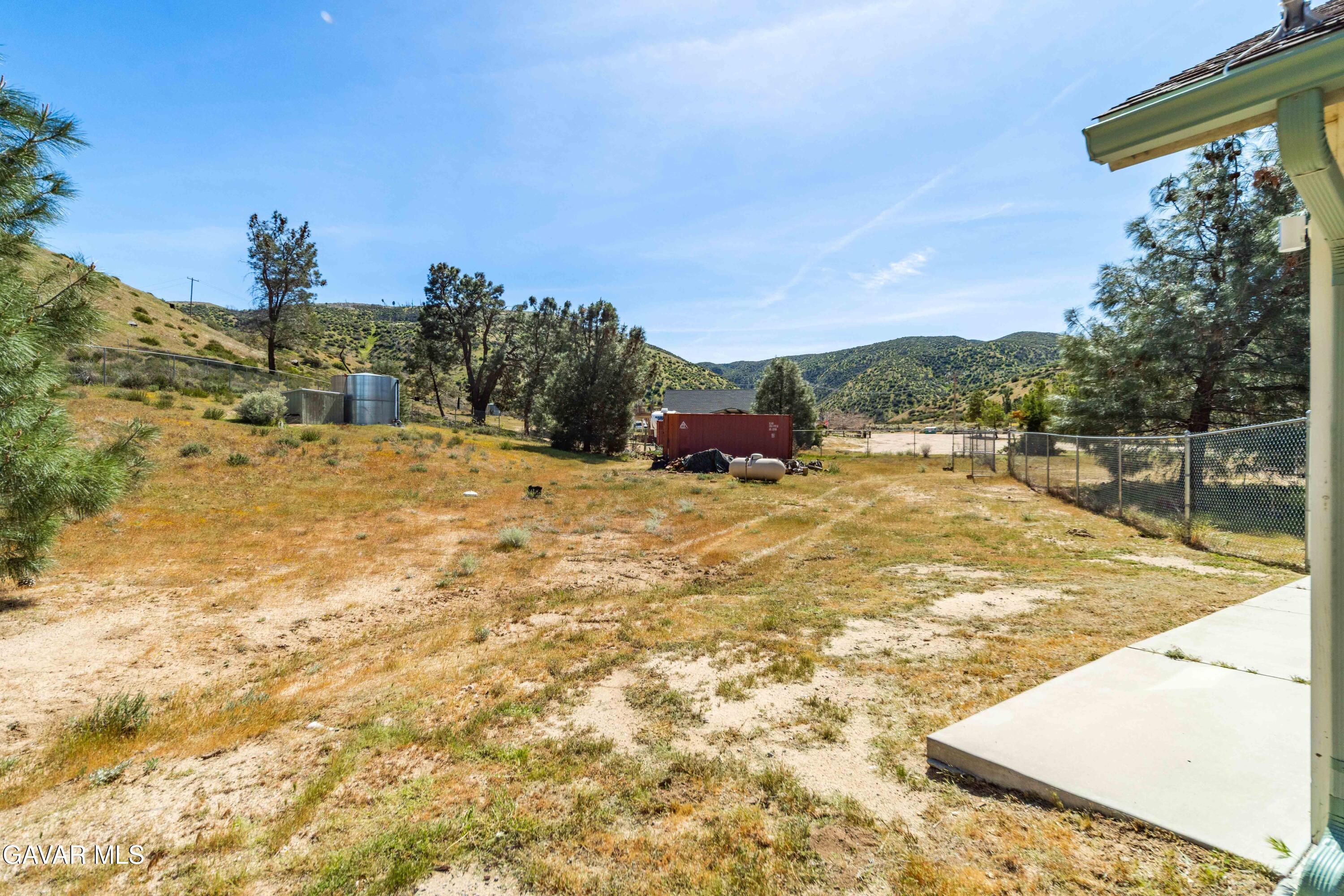 46472 Kings Canyon Road Lancaster, CA 93536 - Photo 29 of 33 a view of a backyard of the house