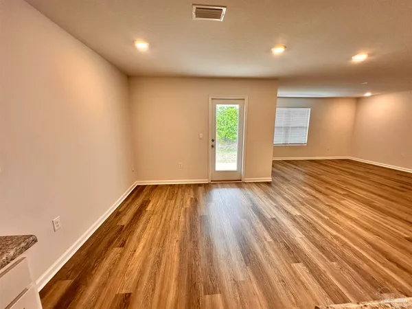 $2,150 | 6081 Secretariat Way, Pensacola, FL 32526