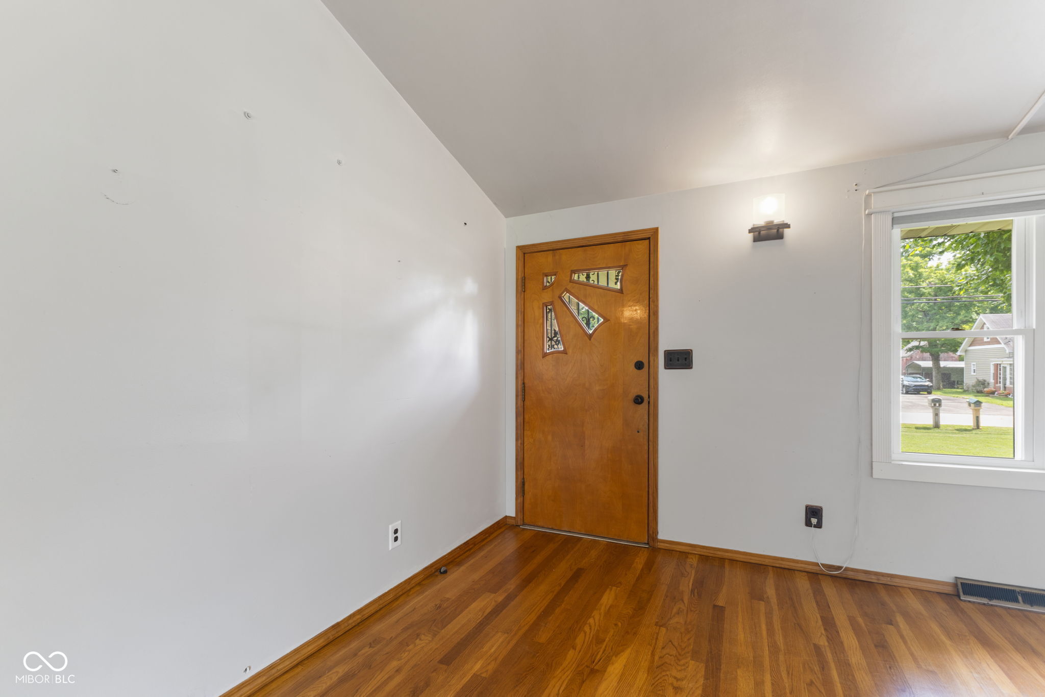 7118 Milhouse Road Indianapolis, IN 46221 - Photo 4 of 44