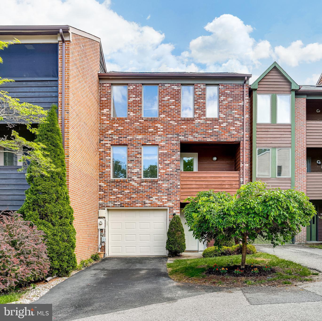 Brck frnt w/ balcony, long driveway, & on culdesac