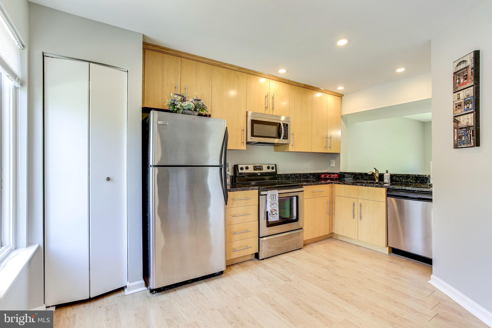 9466 Clocktower Lane Columbia, MD 21046 - Photo 5 of 44 Kitchen with table space, stainless app & granite