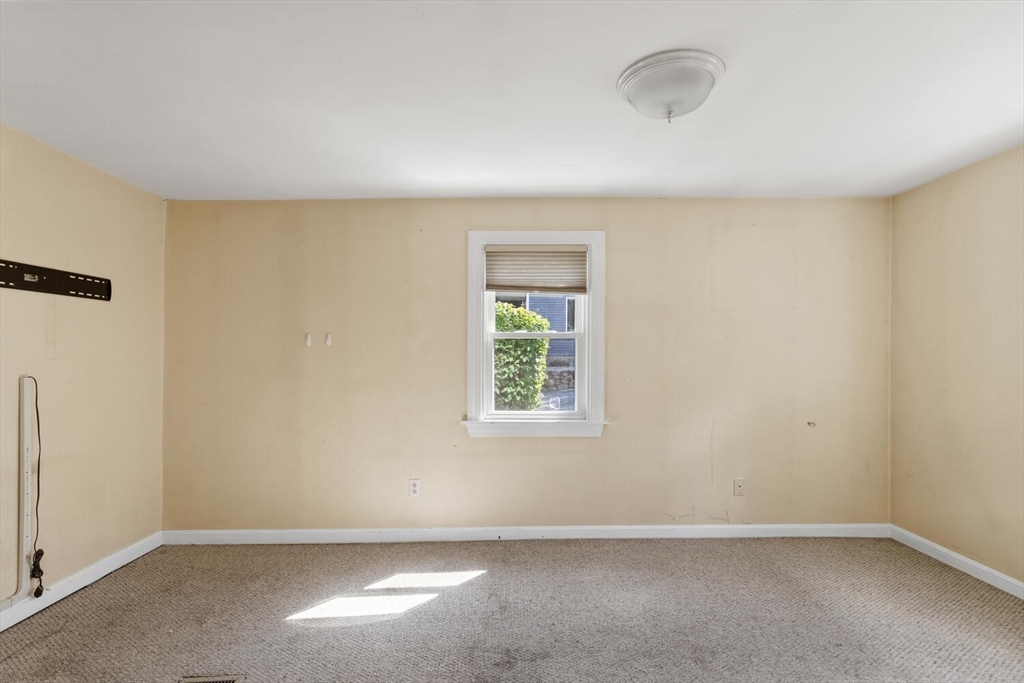 14 Rockwood Road Lynnfield, MA 01940 - Photo 12 of 29 an empty room with a window