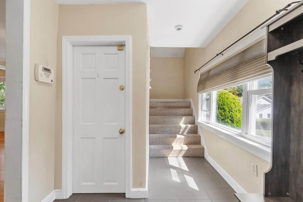 14 Rockwood Road Lynnfield, MA 01940 - Photo 17 of 29 a bathroom with a window
