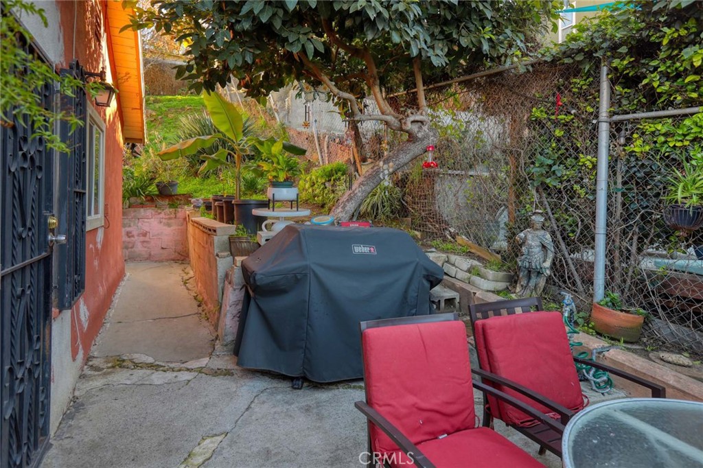 358 Patton Street Los Angeles, CA 90026 - Photo 20 of 24 Side patio/Driveway