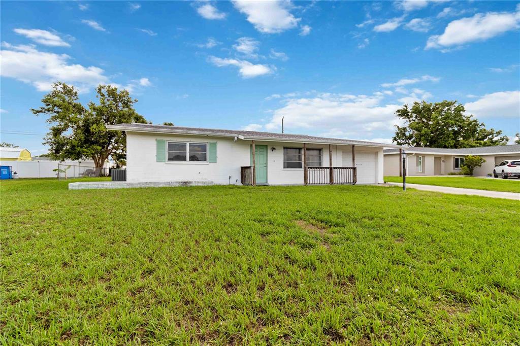 a view of house with a big yard