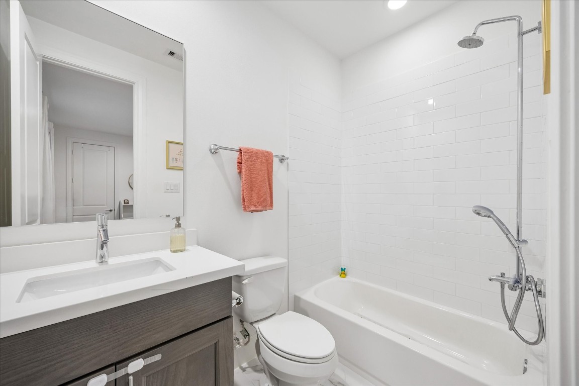 3302 West 12th Street Houston, TX 77008 - Photo 16 of 23 Ensuite bathroom for bedroom 1.