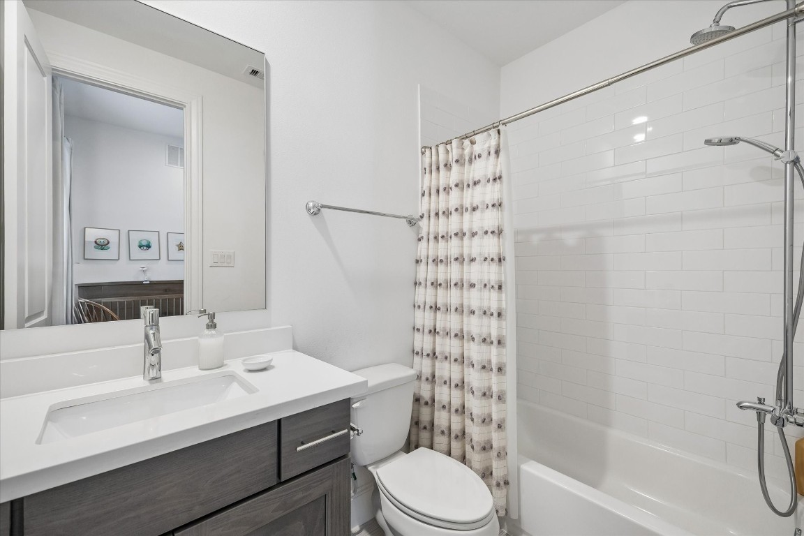 3302 West 12th Street Houston, TX 77008 - Photo 18 of 23 Ensuite bathroom for bedroom 2.