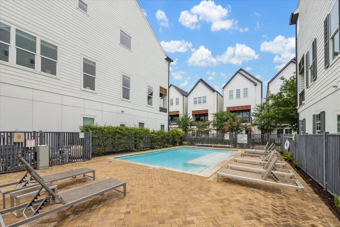 3302 West 12th Street Houston, TX 77008 - Photo 20 of 23 Community Pool