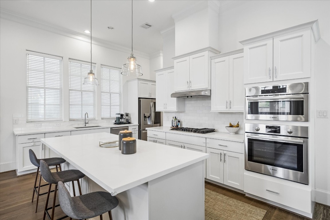 3302 West 12th Street Houston, TX 77008 - Photo 9 of 23 Another view of the kitchen.