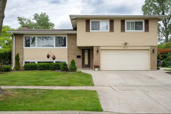 $579,900 | 8917 Birch Avenue, Morton Grove, IL 60053