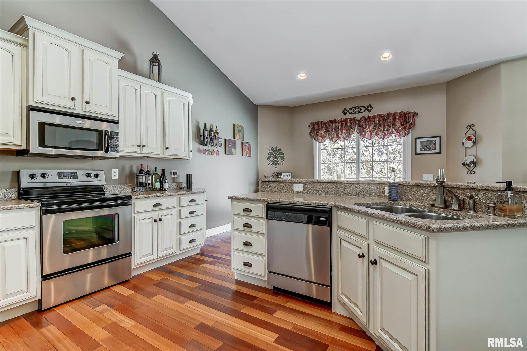 511 Walker Ridge Rochester, IL 62563 - Photo 8 of 36