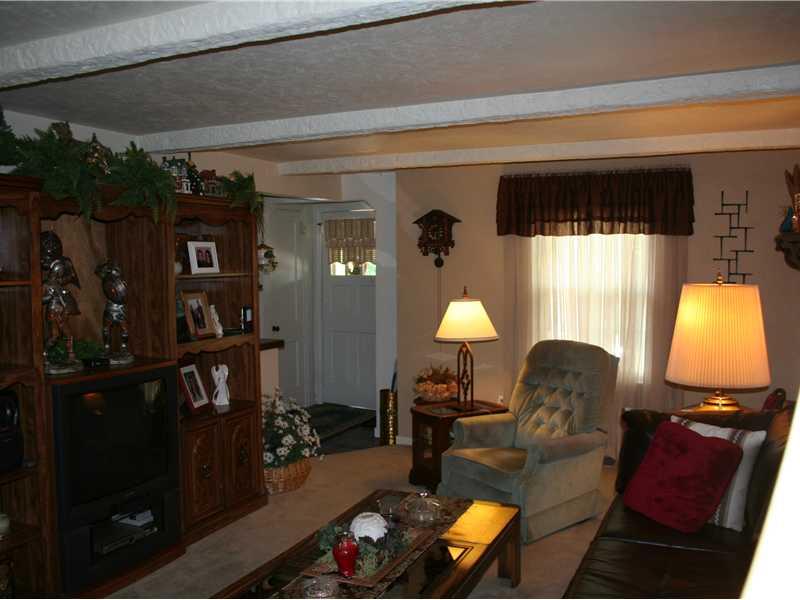 37 Tanager Drive McKees Rocks, PA 15136 - Photo 6 of 14 Living Room.