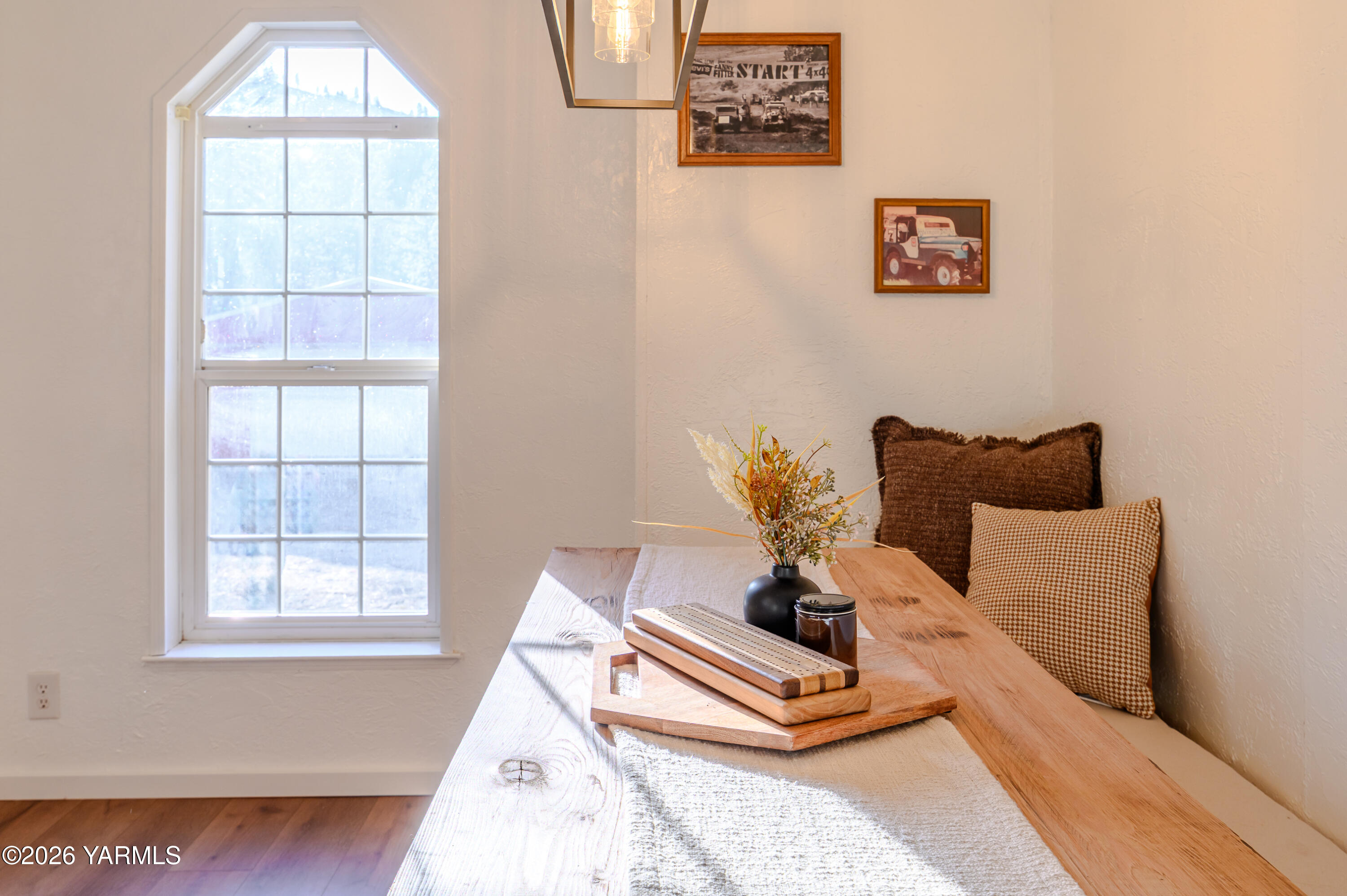 6371 Fork Road North Yakima, WA 98903 - Photo 7 of 19 a living room with furniture