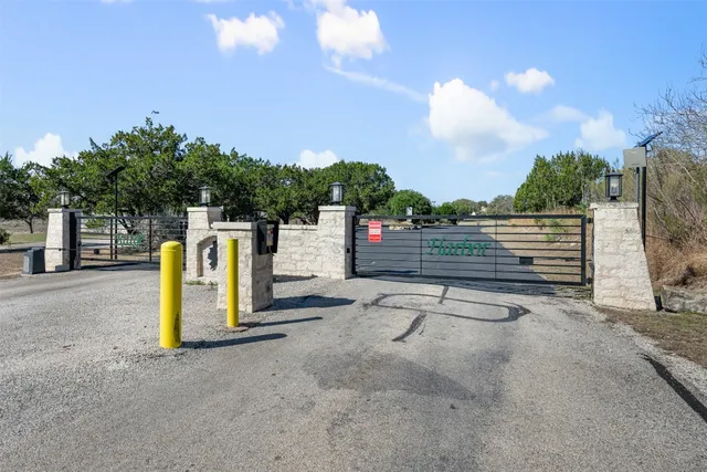 a view of a parking area
