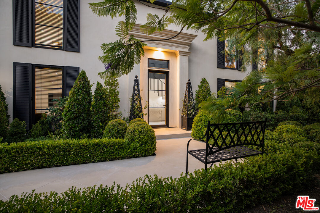 1074 Chantilly Road Los Angeles, CA 90077 - Photo 32 of 64