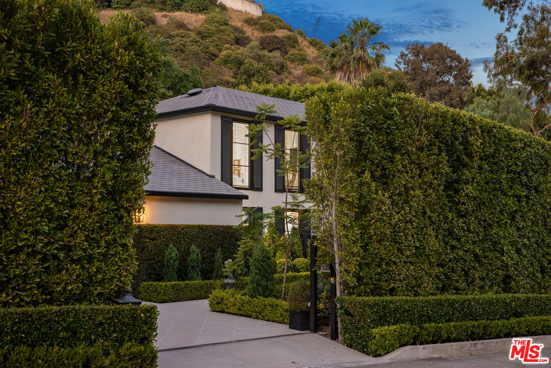 1074 Chantilly Road Los Angeles, CA 90077 - Photo 63 of 64