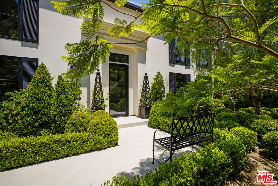 1074 Chantilly Road Los Angeles, CA 90077 - Photo 7 of 64