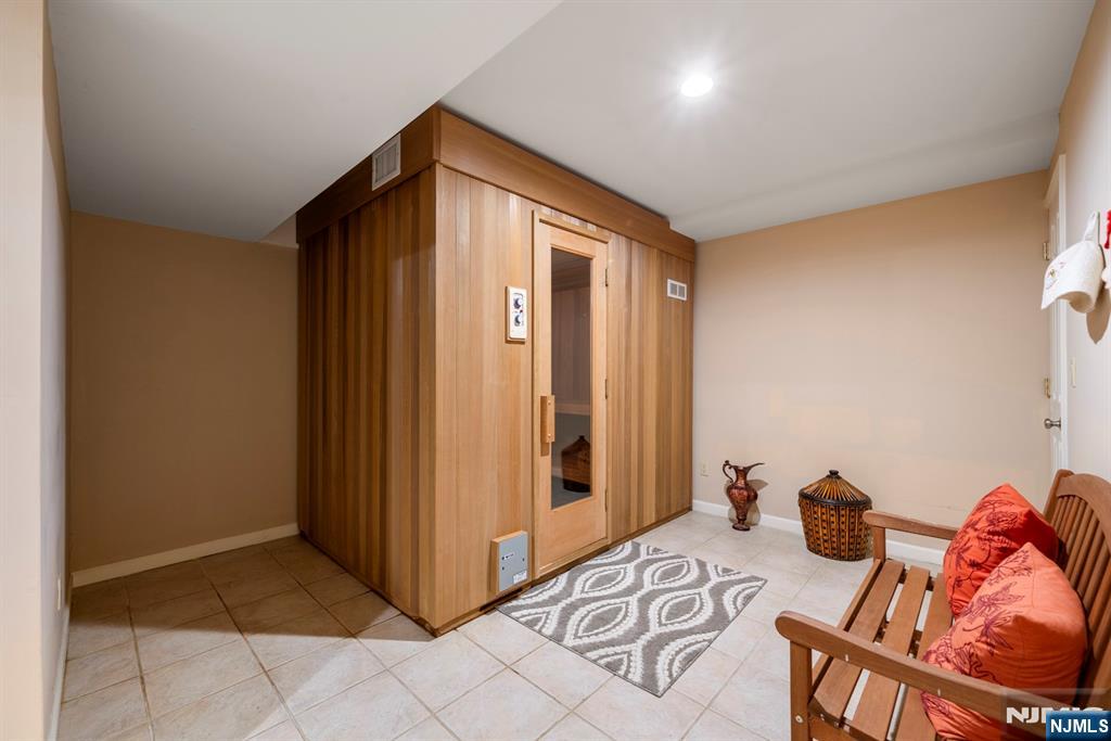 325 Cooper Place Paramus, NJ 07652 - Photo 26 of 31