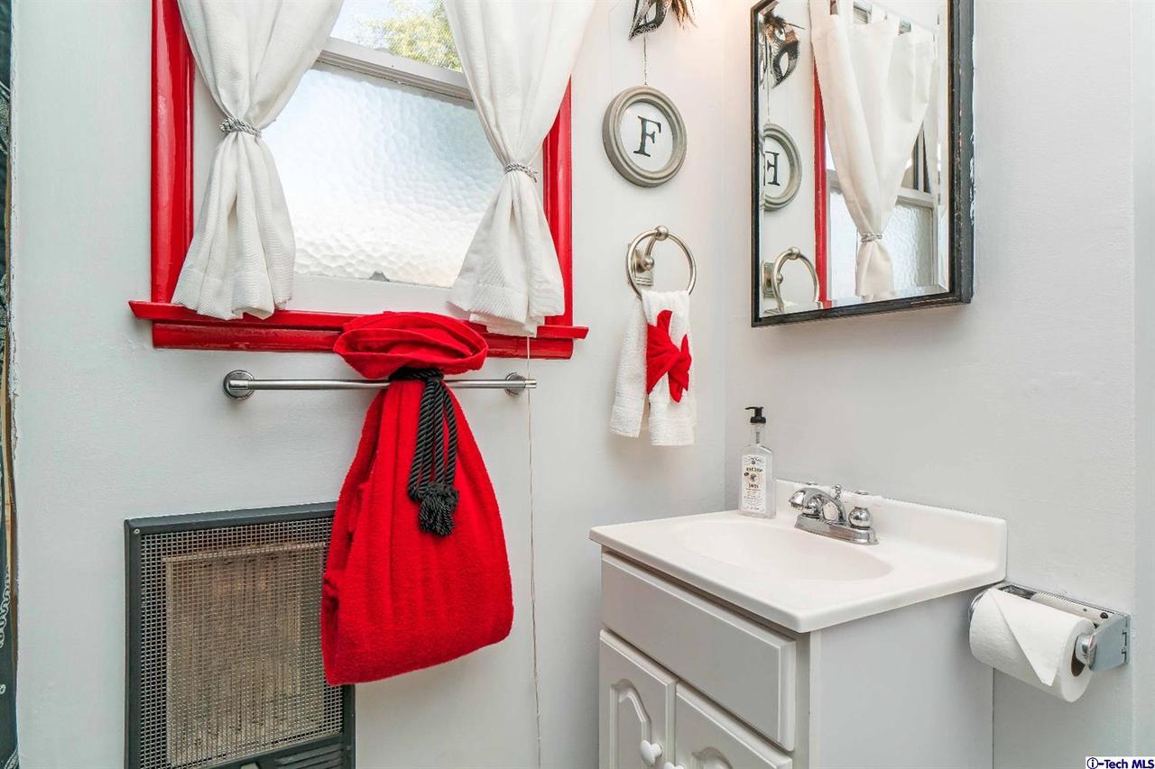 10540 Fernglen Avenue Tujunga, CA 91042 - Photo 14 of 35