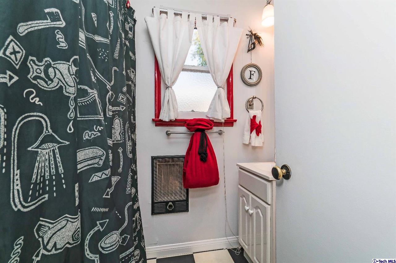 10540 Fernglen Avenue Tujunga, CA 91042 - Photo 15 of 35