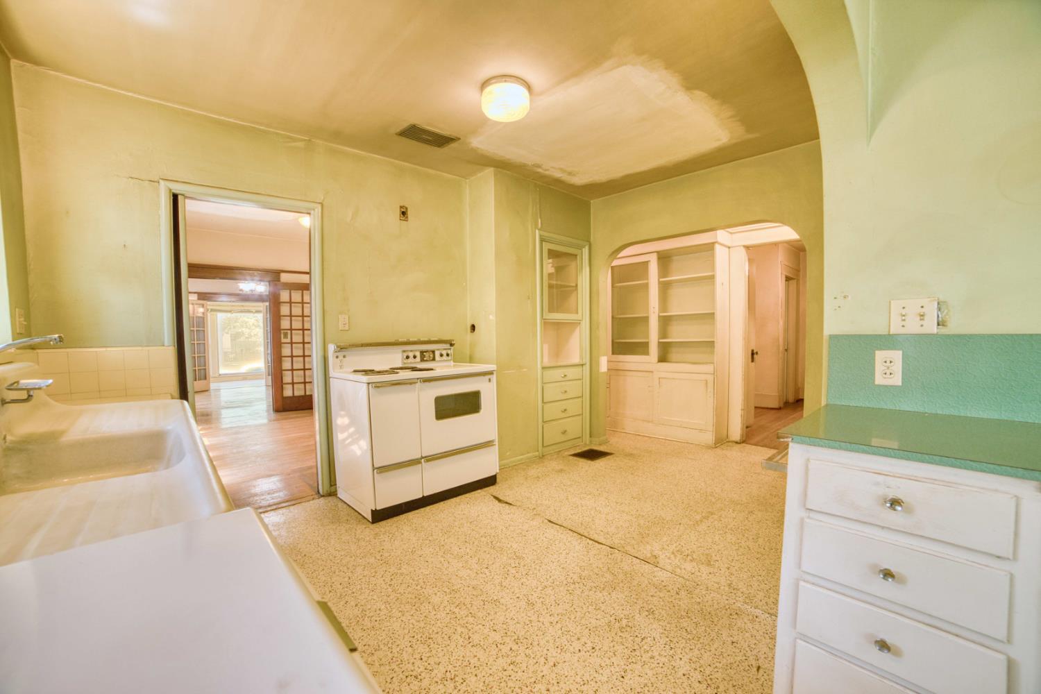 421 North D Street Madera, CA 93638 - Photo 13 of 35