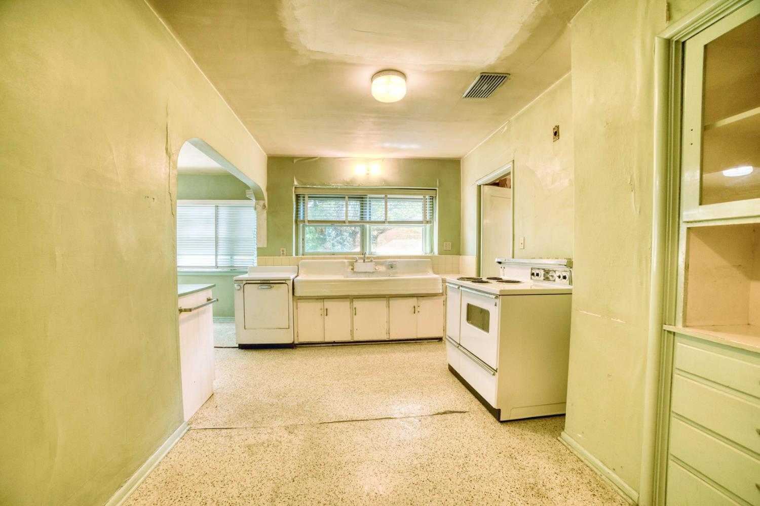 421 North D Street Madera, CA 93638 - Photo 14 of 35
