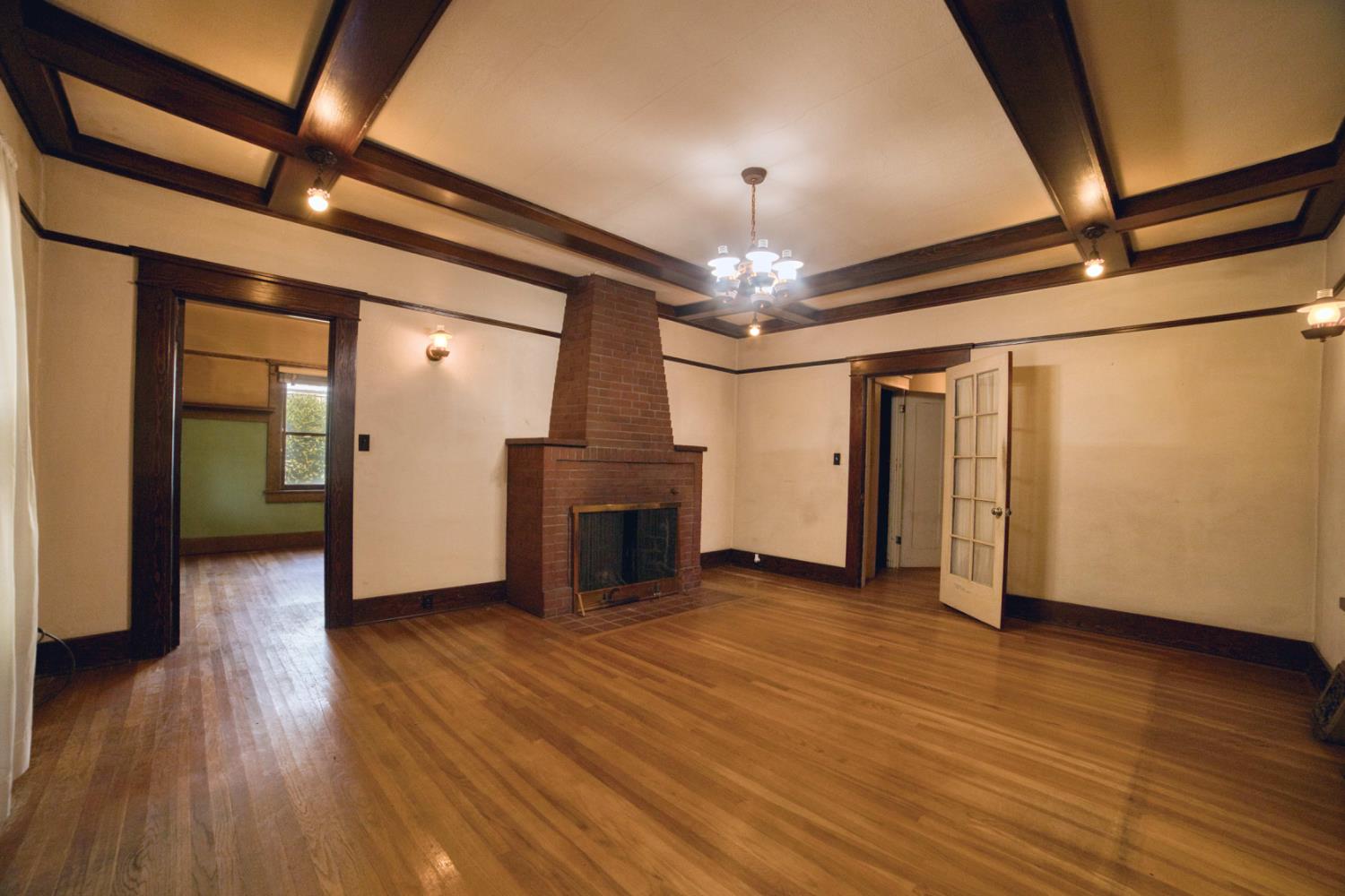 421 North D Street Madera, CA 93638 - Photo 4 of 35