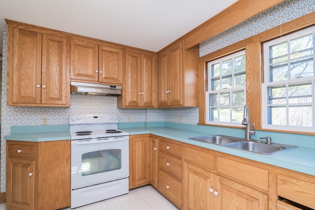 390 Shays Street Amherst, MA 01002 - Photo 6 of 37