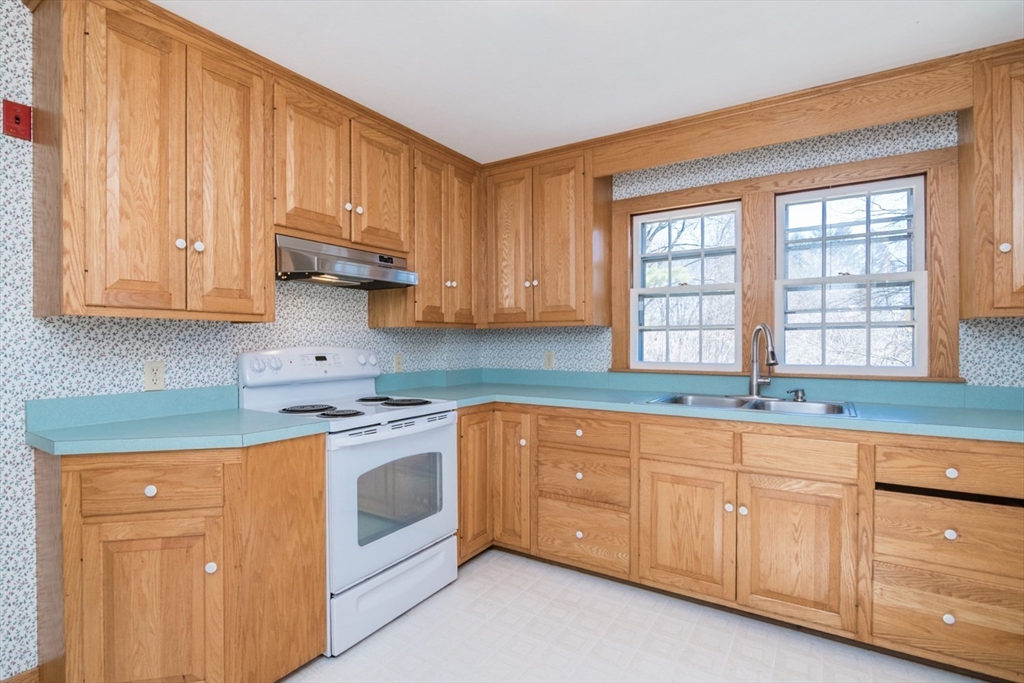 390 Shays Street Amherst, MA 01002 - Photo 8 of 37