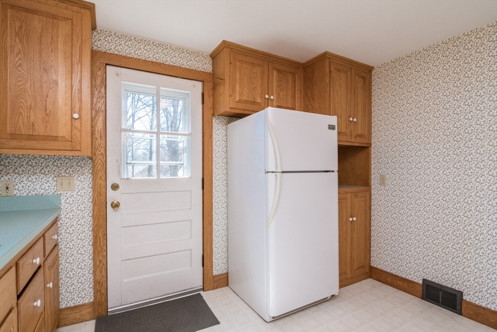 390 Shays Street Amherst, MA 01002 - Photo 10 of 37