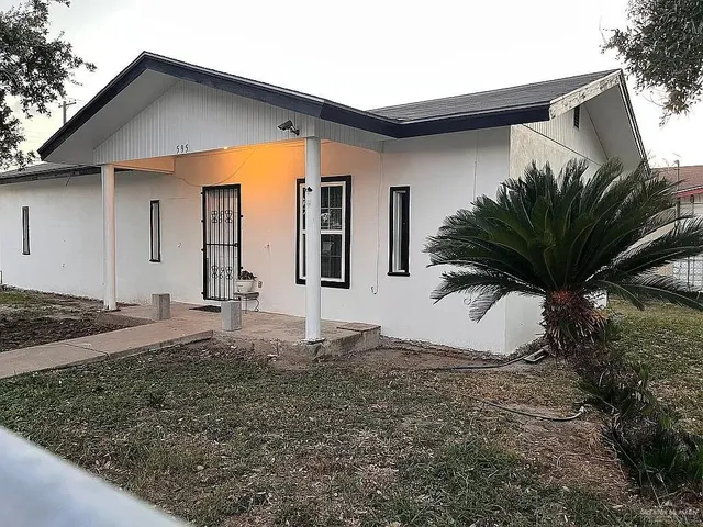a house view with a outdoor space
